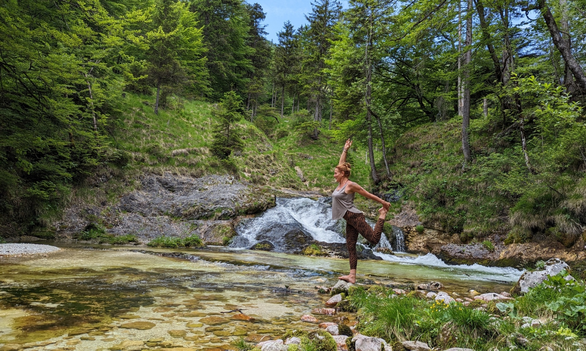Yoga am Wasser im Wald – Retreat-Stimmung
