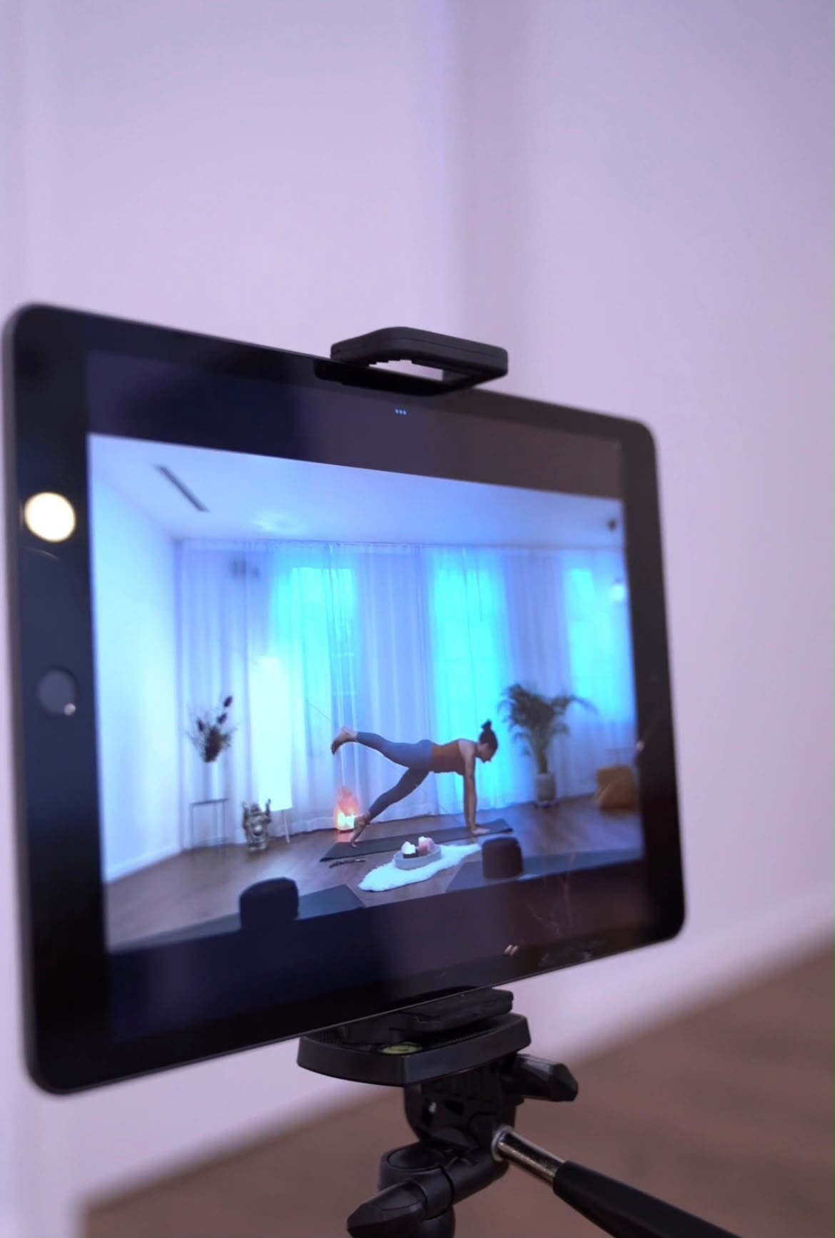 Yoga Online live auf einem Tablet – Rita Gaspari führt die Praxis via Zoom
