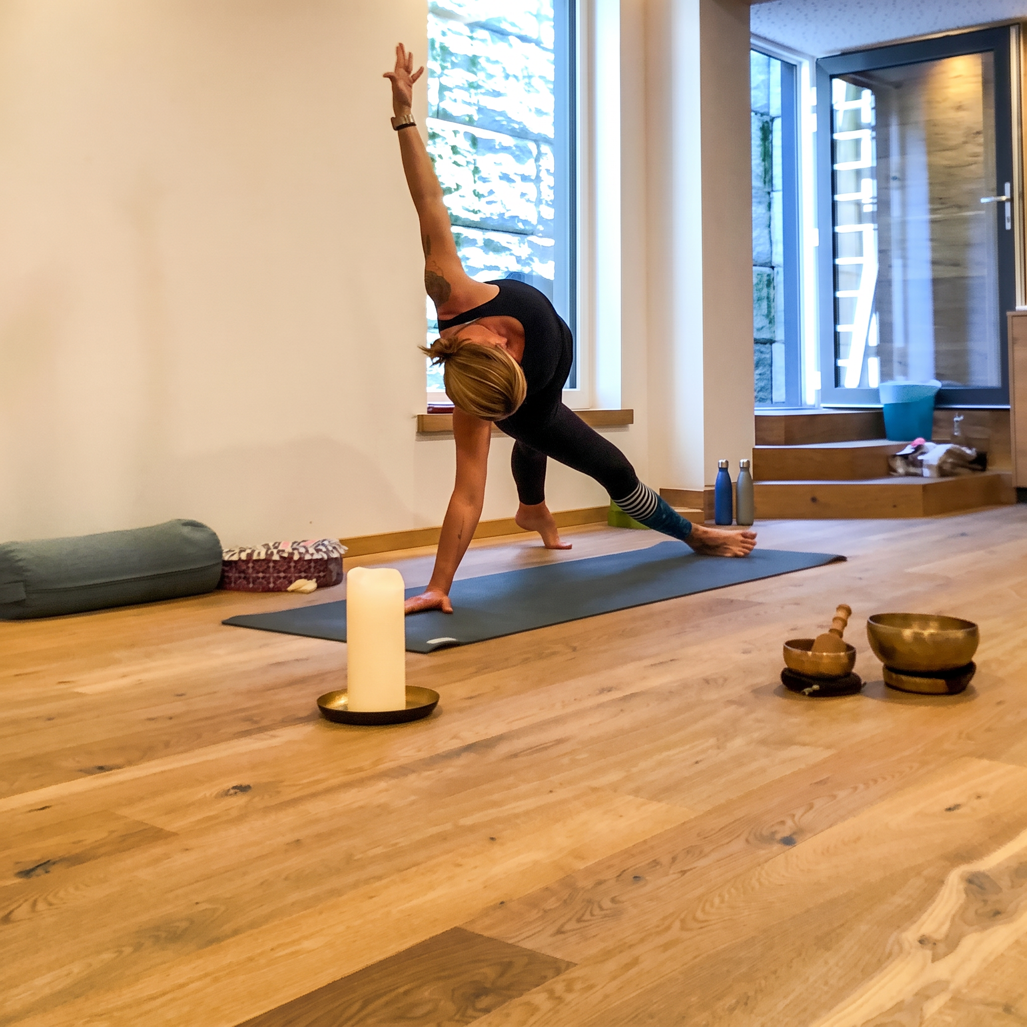 Yogapraxis mit Kerze und Klangschalen im Landrefugium Obermüller