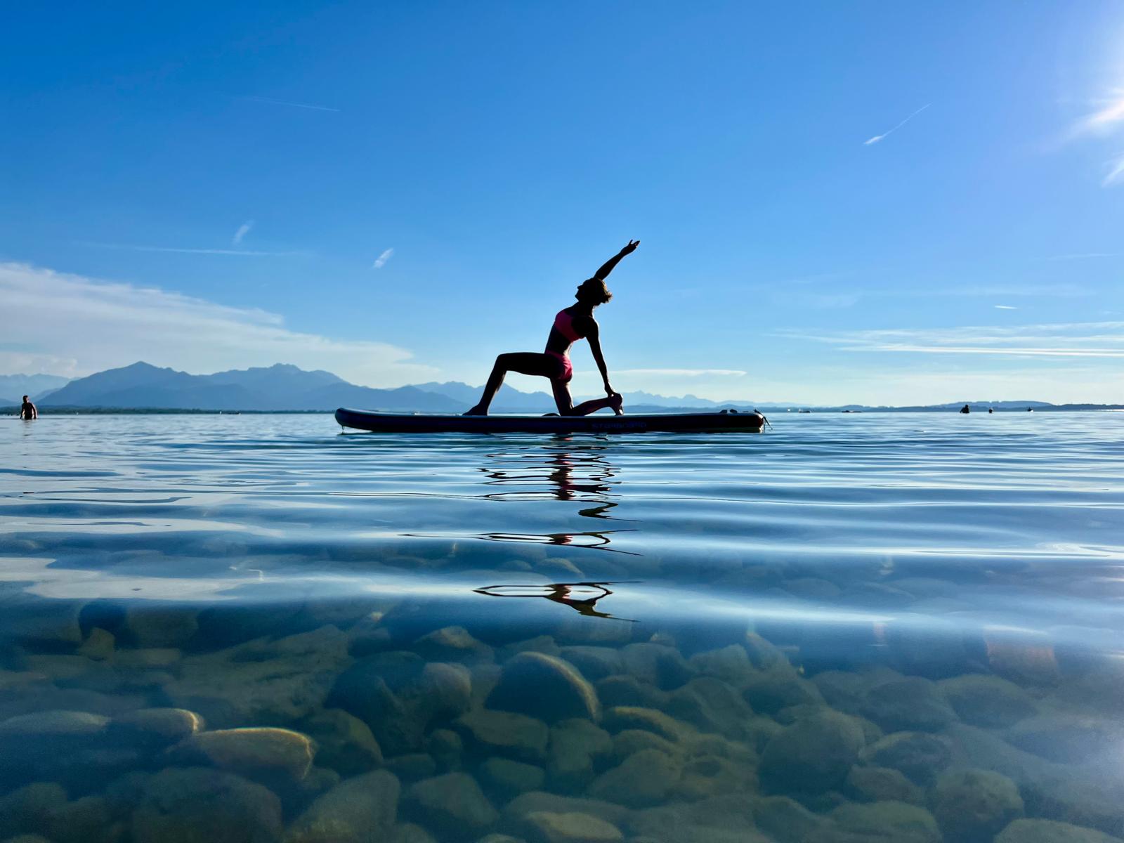 SUP-Yoga auf dem Wasser mit Bergpanorama